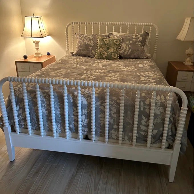 Ignacio Solid Wood Spindle Bed – live photo 3